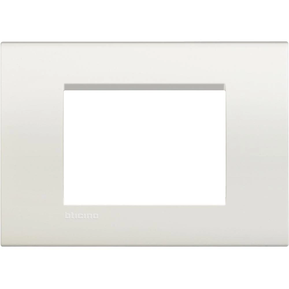  артикул LNA4803BI название Рамка итал.ст. 3 мод прямоугольная, цвет Белый, LivingLight, Bticino